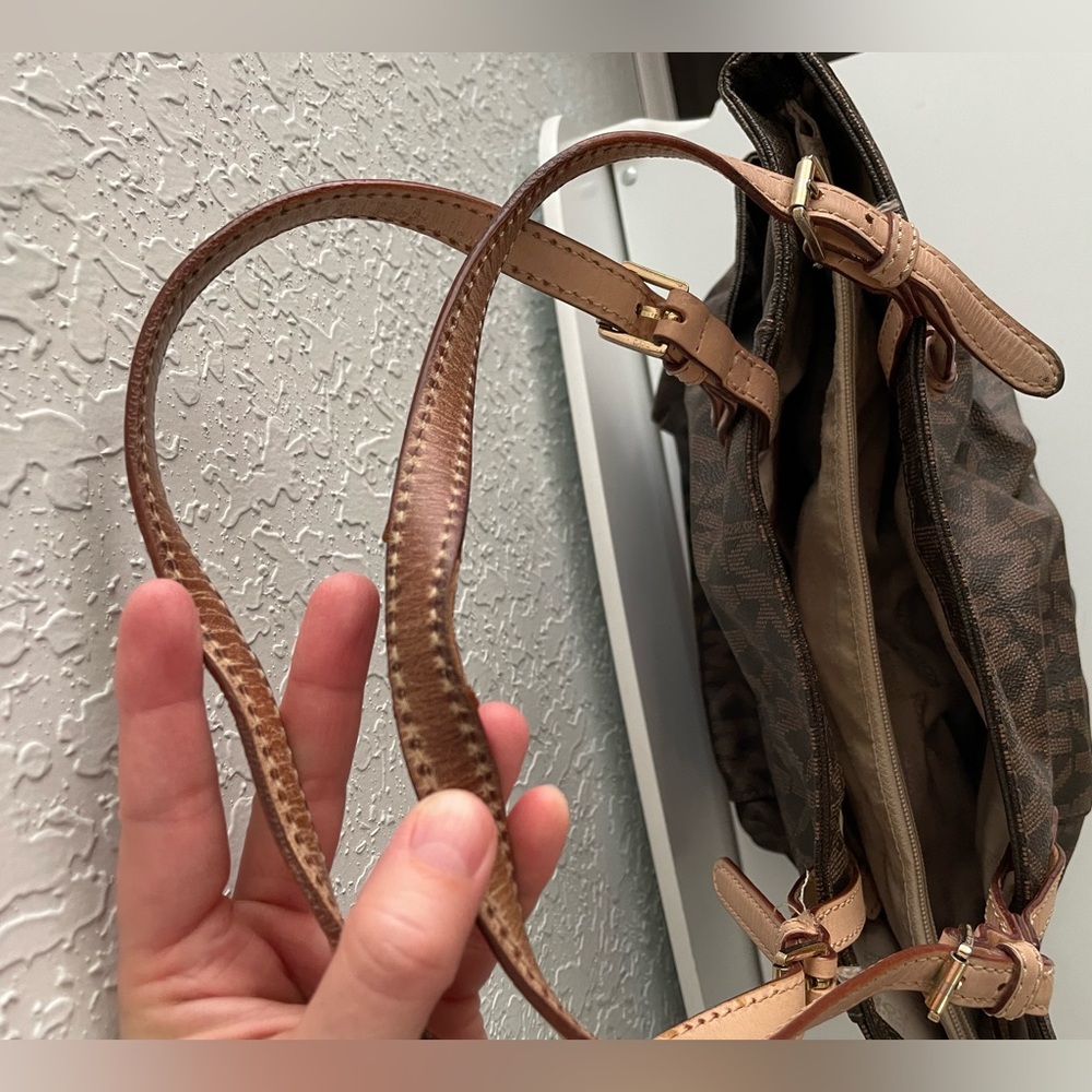 Michael kors purse - Picture 4 of 13